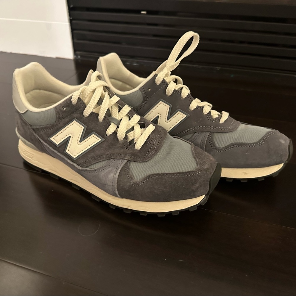 New Balance Women’s 10 Sneakers - Picture 2 of 6